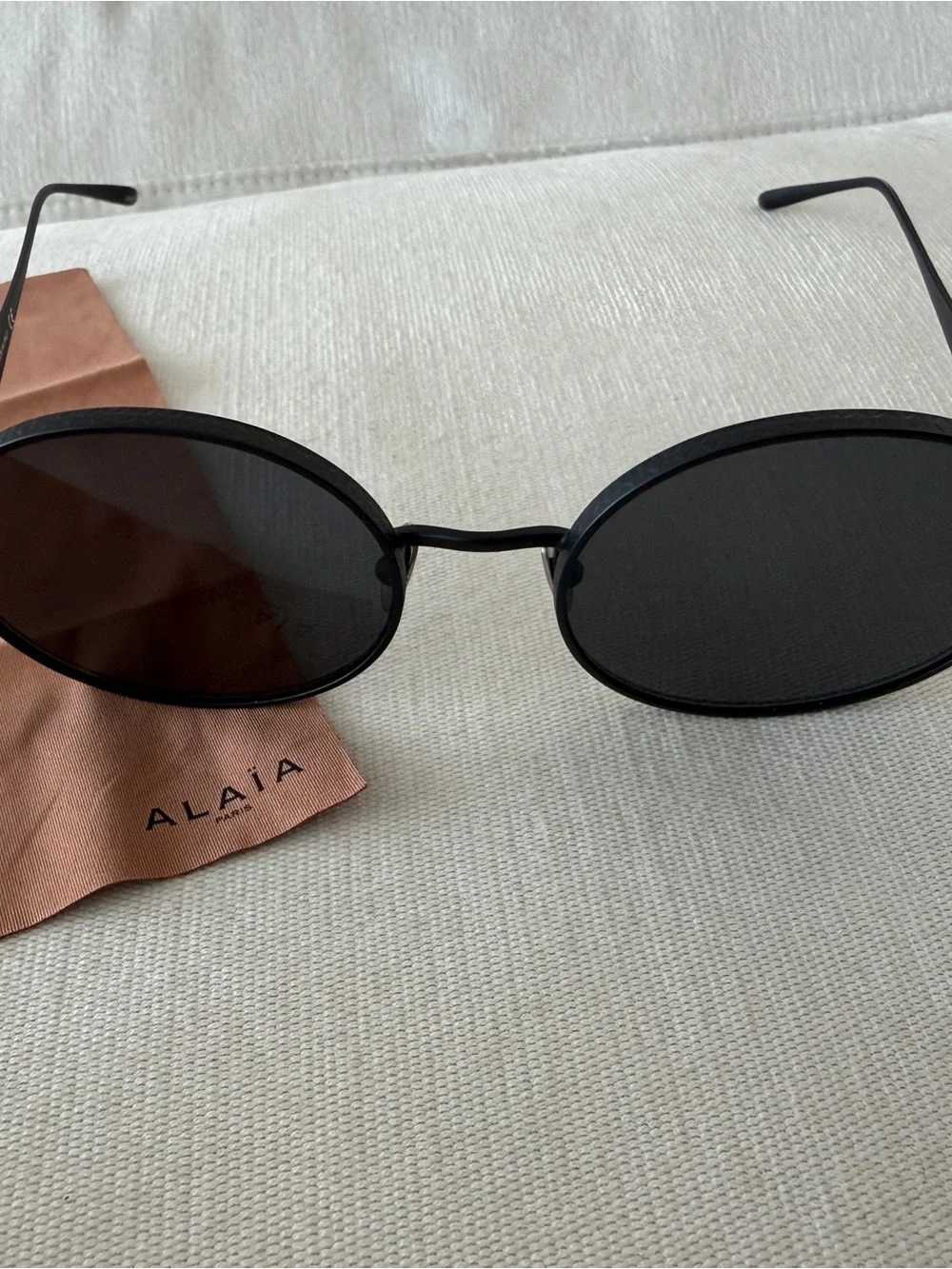 ALAÏA AA0016S 001 Oval Black Metal Sunglasses 57-20-140 + Case & Cloth